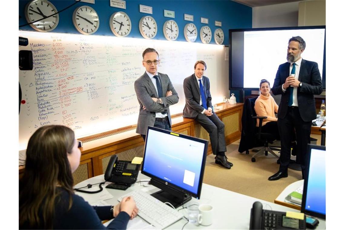 Außenminister Heiko Maas besucht am 20. März das Krisenreaktionszentrum im Auswärtigen Amt. Hier wird die Rückholaktion deutscher Staatsbürger aus dem Ausland organisiert. Foto: Thomas Köhler/Photothek.De/Thomas Koehler/photothek.de/dpa