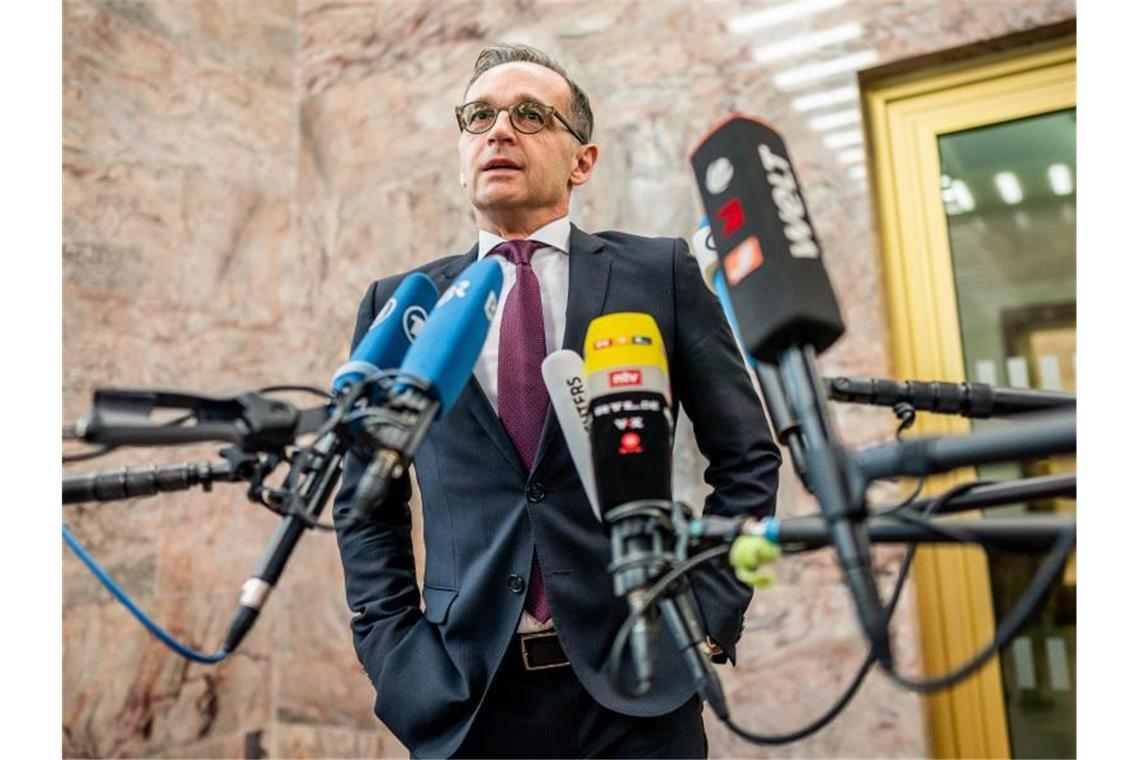 Deutsche aus Coronavirus-Gebiet in Frankfurt angekommen Außenminister Heiko Maas gibt ein Statement zur Rückführung deutscher Staatsbürger aus China. Foto: Michael Kappeler/dpa