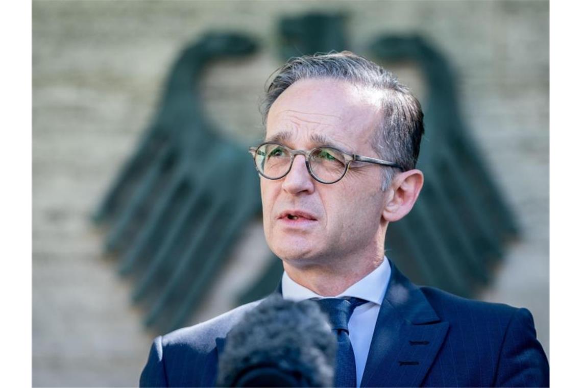 Außenminister Heiko Maas gibt vor dem Auswärtigen Amt eine Erklärung zu den Reisewarnungen ab. Foto: Kay Nietfeld/dpa