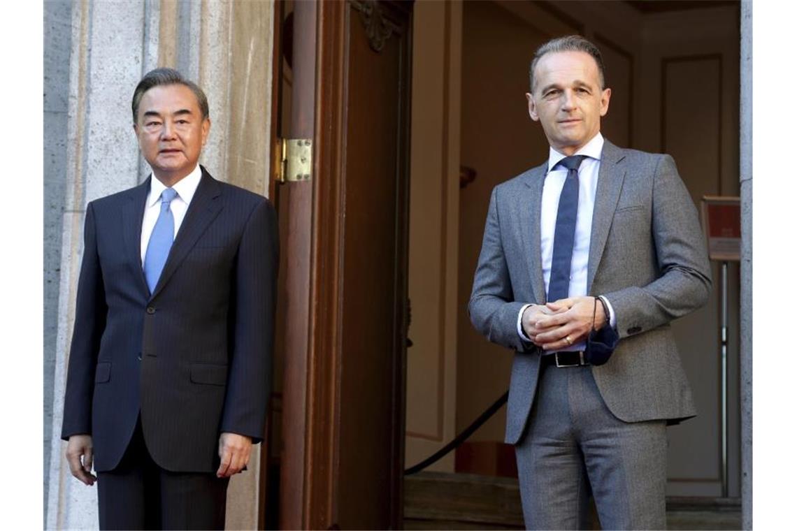 Außenminister Heiko Maas hat seinen chinesischen Amtskollegen Wang Yi in der Villa Borsig am Rande Berlins empfangen. Foto: Michael Sohn/AP pool/dpa