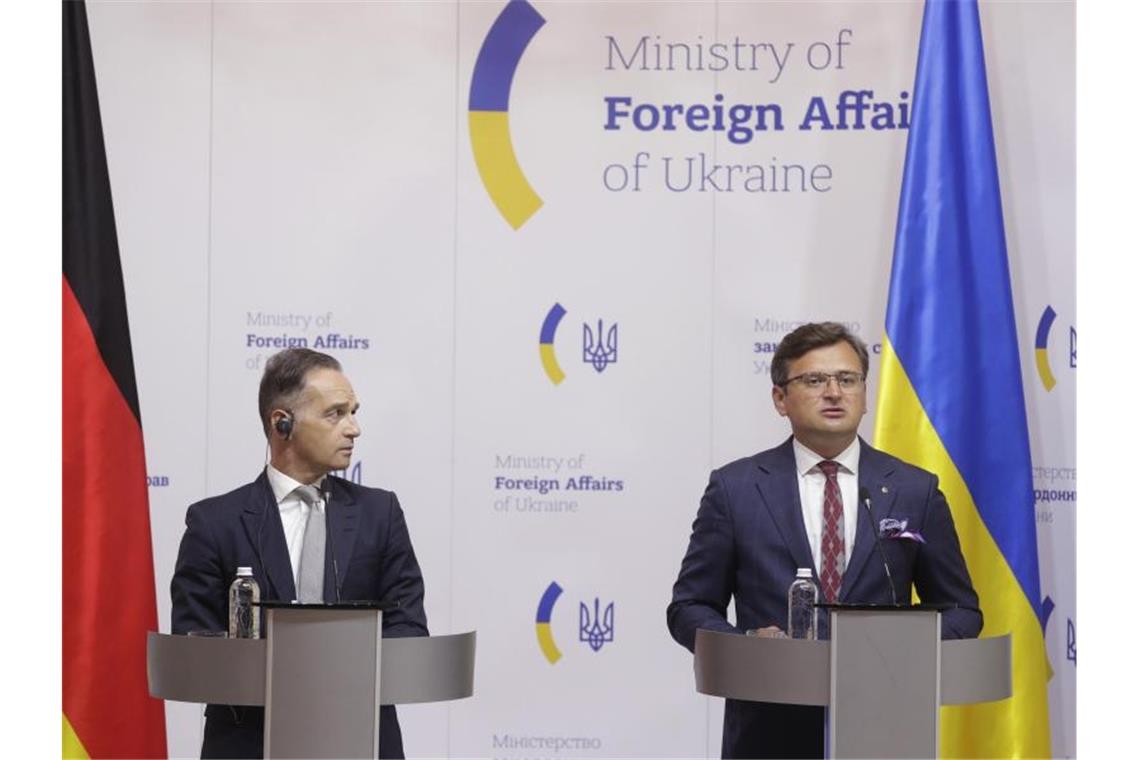 Außenminister Heiko Maas (l) im Gespräch mit seinem ukrainischen Amtskollegen Dmytro Kuleba in Kiew. Foto: Valentin Ogirenko/Pool Reuters/AP/dpa