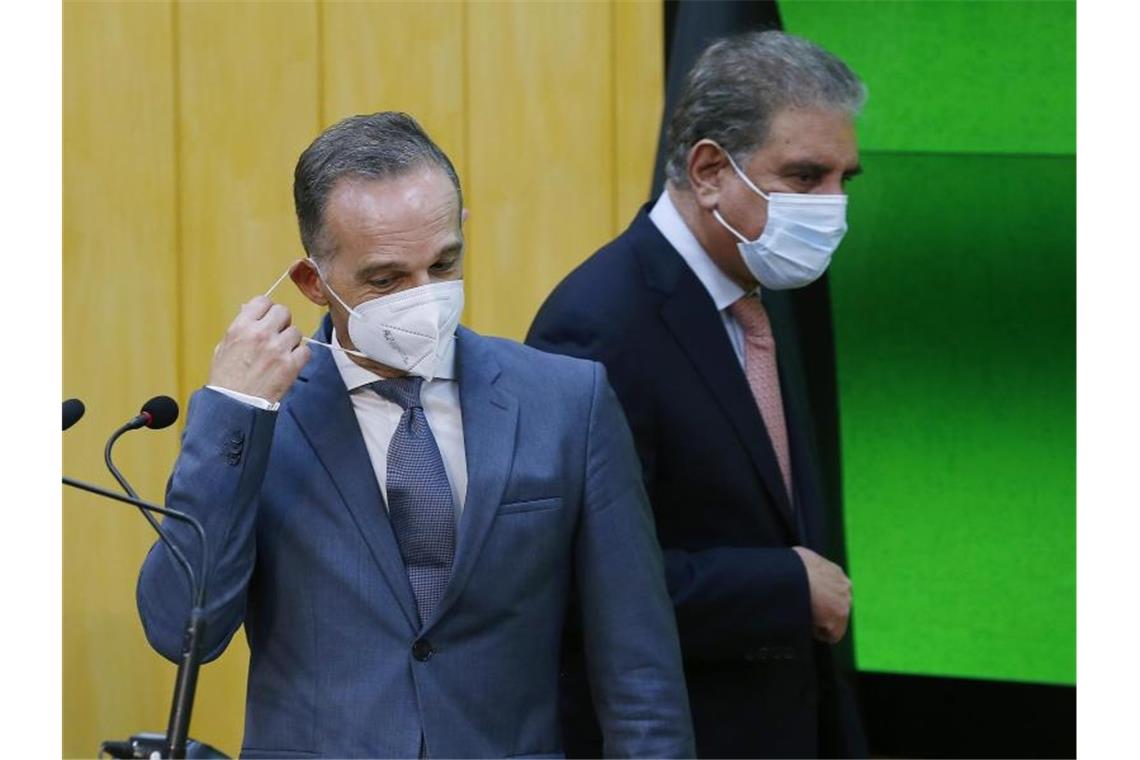 Außenminister Maas hofft auf Kooperation der Taliban Außenminister Heiko Maas mit seinem pakistanischen Amtskollegen Shah Mahmood Qureshi in Islambad. Maas rief dazu auf, sich vor künftigen Militäreinsätzen besser über die Ziele klar zu werden. Foto: Anjum Naveed/AP/dpa