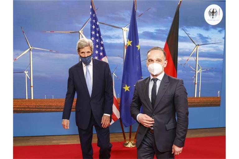 Außenminister Heiko Maas (r) hat den US-Sondergesandten John Kerry (l) in Berlin empfangen. Foto: Odd Andersen/AFP Pool/dpa