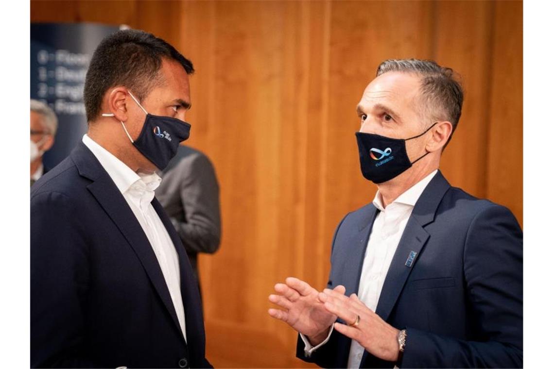 Außenminister Heiko Maas (r) und sein italienischer Amtskollege Luigi Di Maio zu Beginn der informellen Gespräche der EU-Außenminister in Berlin. Foto: Kay Nietfeld/dpa