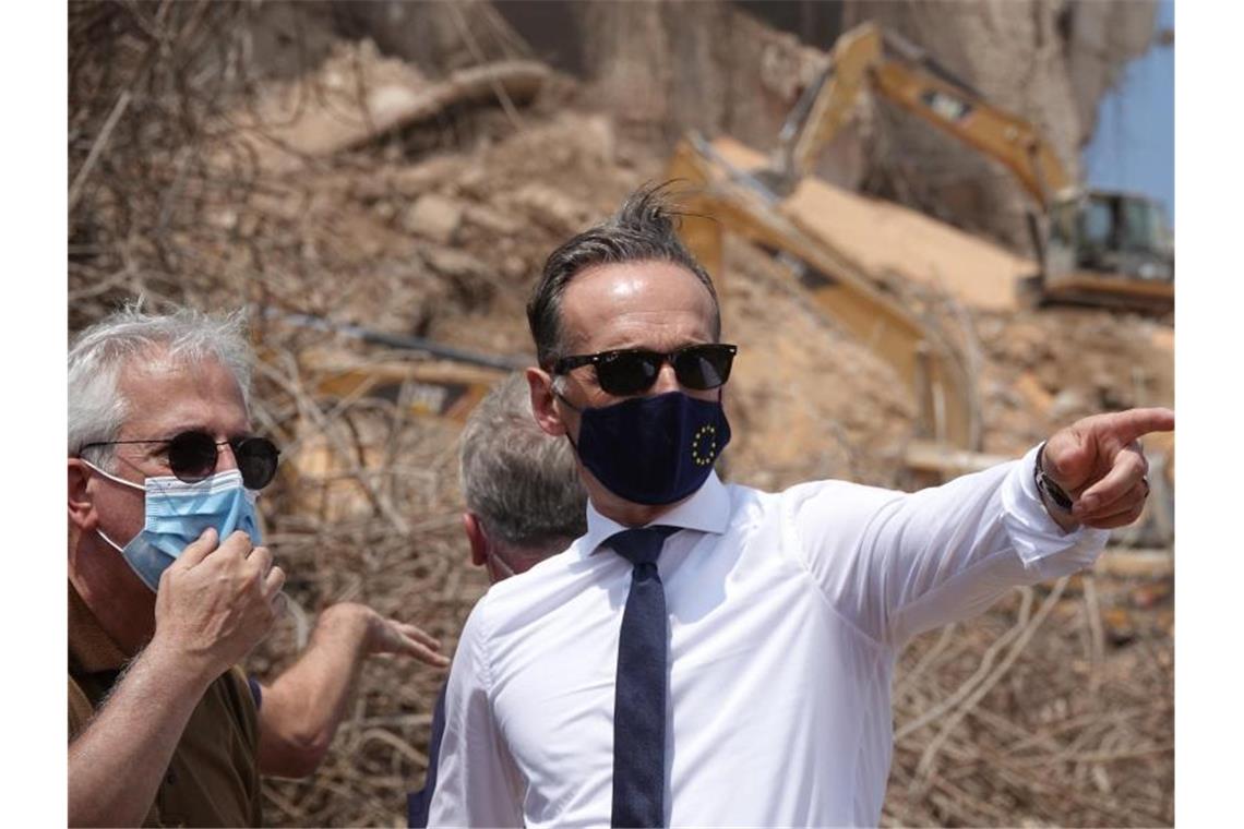 Maas besucht die Trümmer im Beiruter Hafen Außenminister Heiko Maas sieht sich bei seinem Besuch in Beirut die immense Zerstörung nach der Explosion vom 4. August an. Foto: Michael Fischer/dpa