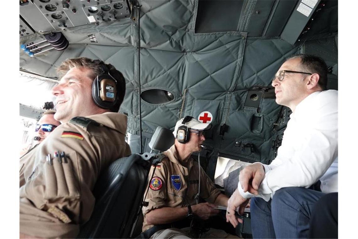 Maas im Iran eingetroffen Außenminister Heiko Maas (SPD) im Cockpit einer Transall der Bundeswehr. Foto: Michael Fischer