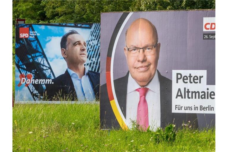 Außenminister Heiko Maas (SPD, l) hat das Duell gegen Wirtschaftsminister Peter Altmaier (CDU) um das Direktmandat im Wahlkreis Saarlouis gewonnen. Foto: Harald Tittel/dpa