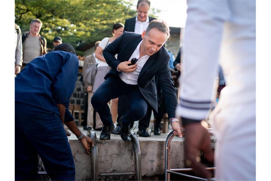 Außenminister Heiko Maas steigt am Kivusee in Goma für die Überfahrt nach Bukavu in ein Boot. In Bukavu schaut er sich das Krankenhaus des Friedensnobelpreisträgers Mukwege an. Foto: Kay Nietfeld