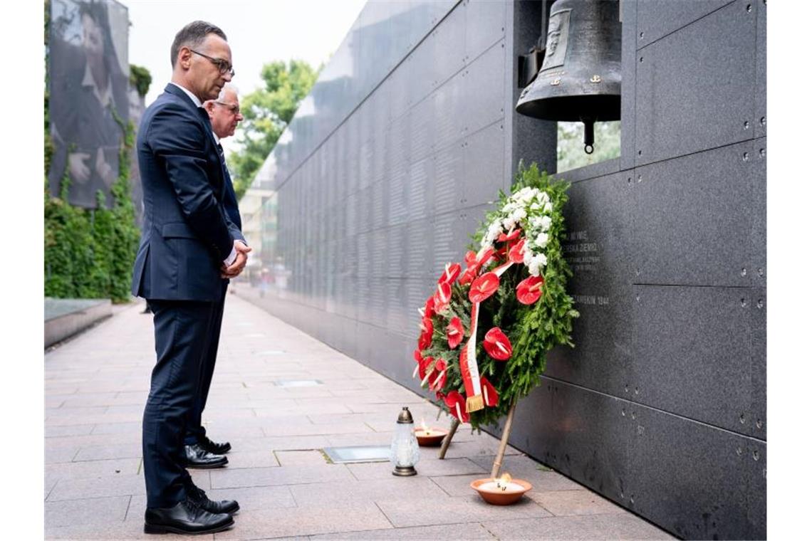 Maas bittet Polen um Vergebung für Nazi-Verbrechen Außenminister Heiko Maas und sein polnischer Amtskollege Jacek Czaputowicz halten an einer Gedenkmauer inne. Foto. Kay Nietfeld Foto: Kay Nietfeld