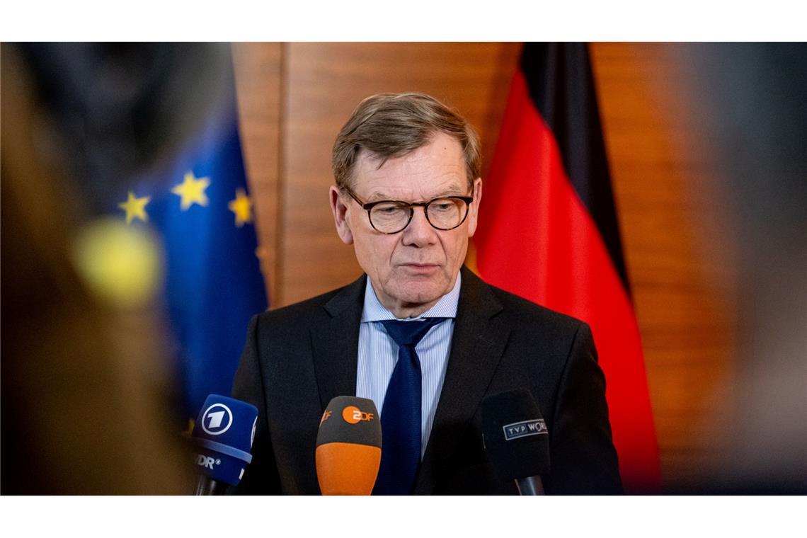 Außenminister Johann Wadephul (CDU) äußert sich am Rande eines Besuches in der polnischen Hauptstadt Warschau auch über die Rückholflüge für gestrandete deutsche Touristen in der Nahost-Region.