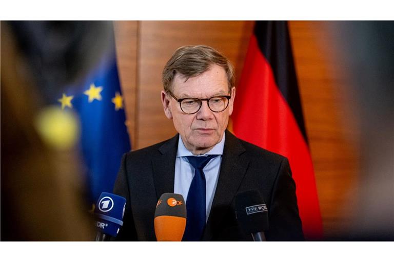 Außenminister Johann Wadephul (CDU) äußert sich am Rande eines Besuches in der polnischen Hauptstadt Warschau auch über die Rückholflüge für gestrandete deutsche Touristen in der Nahost-Region.
