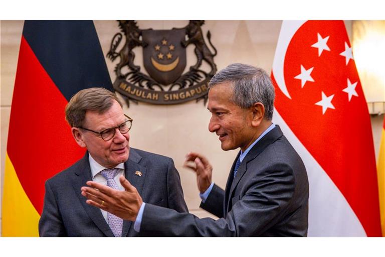 Außenminister Johann Wadephul (CDU) äußert sich auf der ersten Station seiner Reise nach Südostasien und in die Pazifikregion bei einem Treffen mit seinem Amtskollegen aus Singapur, Vivian Balakrishnan.