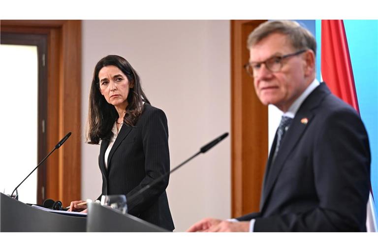Außenminister Johann Wadephul (CDU) äußert sich bei einer Pressekonferenz mit seiner ungarischen Kollegin Anita Orbán auch zum Vorgehen Israels im Westjordanland und möglichen neuen Sanktionen.