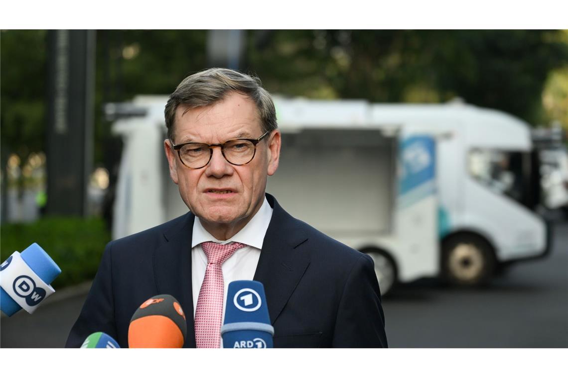 Außenminister Johann Wadephul (CDU) äußert sich zum Abschluss seines Besuchs in China auf eine Frage hin auch zu den Verhandlungen über eine Friedenslösung in der Ukraine.