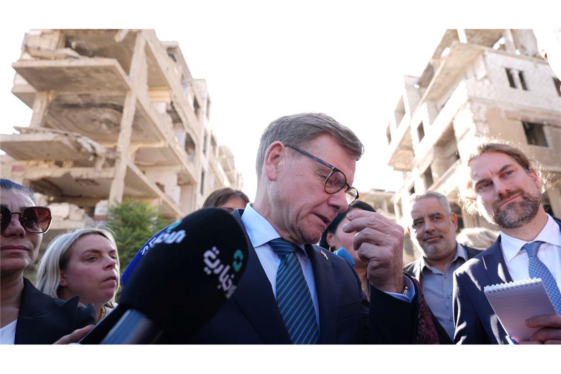 Außenminister Johann Wadephul (CDU) am Donnerstag in Harasta, einer weitgehend zerstörten Stadt Harasta, einer Vorstadt von Damaskus. Äußerungen über die Rückkehr von Syrern lösten Irritationen in den Reihen der Union aus.