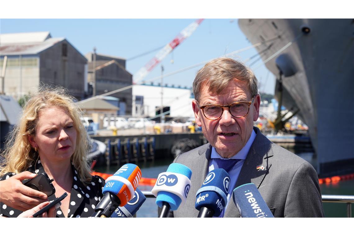 Außenminister Johann Wadephul (CDU) gibt auf dem Stützpunkt der 7. US-Flotte ein Statement.