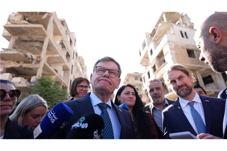 Außenminister Johann Wadephul (CDU) hatte vergangene Woche unter dem Eindruck schwerer Zerstörungen in einer Vorstadt von Damaskus Zweifel an einer raschen Rückkehr einer großen Zahl von syrischen Kriegsflüchtlingen geäußert.