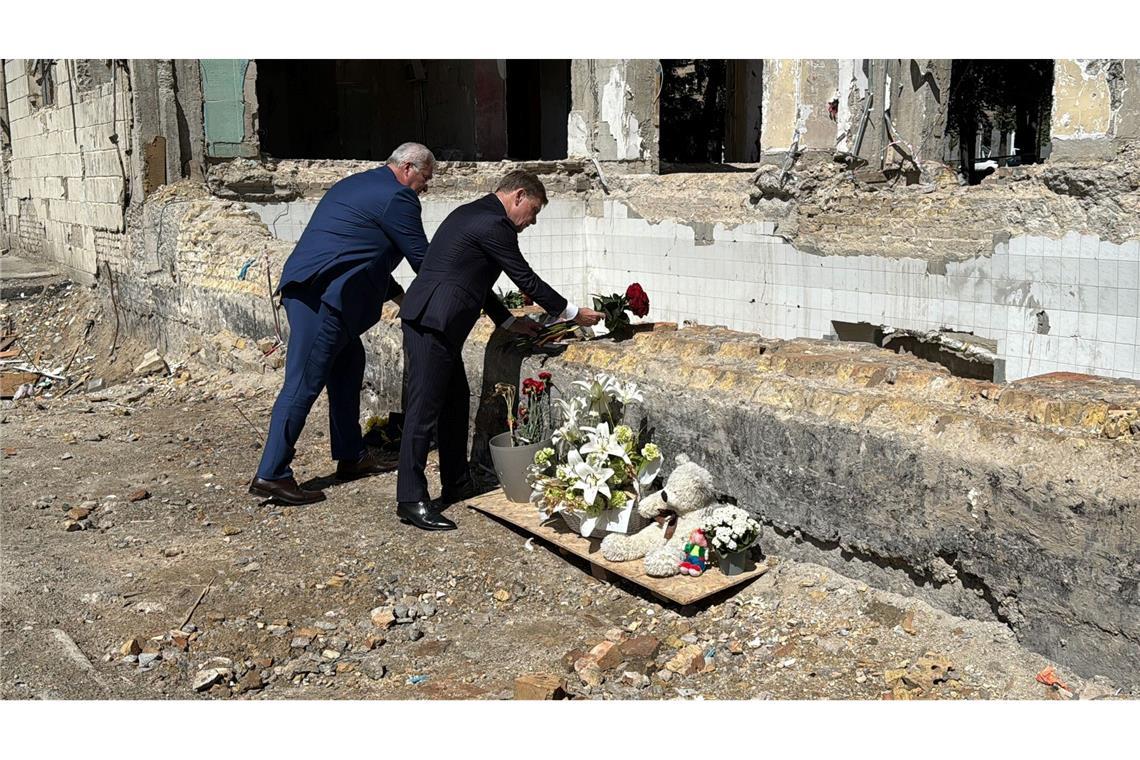 Deutschland und Ukraine wollen Rüstungskooperation ankurbeln Außenminister Johann Wadephul (CDU) legt zum Gedenken an die zivilen Opfer eines russischen Raketenangriffes vom 17. Juni gemeinsam mit seinem ukrainischen Kollegen Rosen nieder.