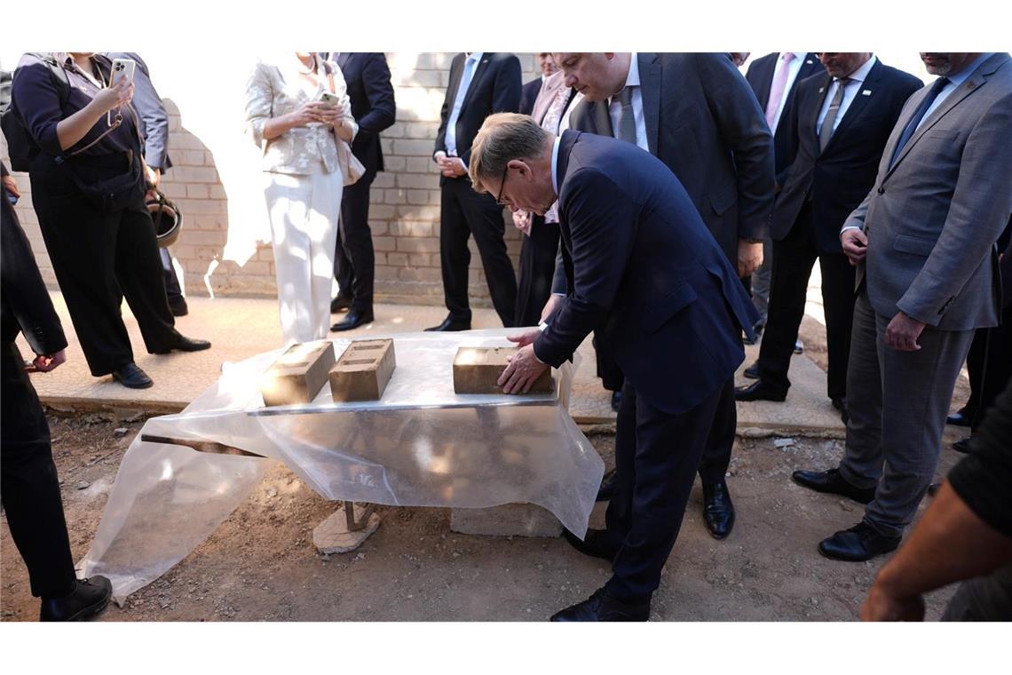 Außenminister Johann Wadephul (CDU) macht sich ein Bild von einem Projekt, das Binnenvertriebenen ermöglichen soll, günstig mit Lehmziegeln zu bauen.