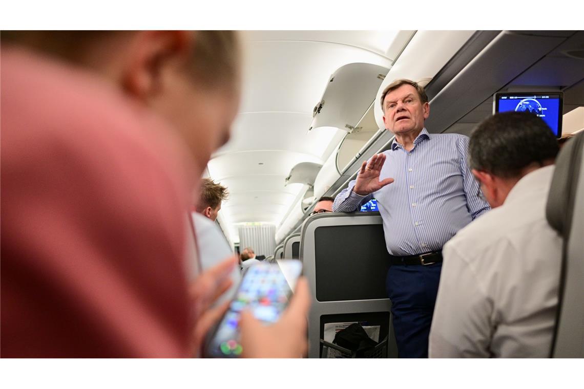Bilder des Tages Außenminister Johann Wadephul (CDU) spricht in einem Flugzeug der Flugbereitschaft der Bundeswehr auf dem Weg zu einem informellen Treffen der Nato-Außenminister in der Türkei mit Journalisten und Journalistinnen.