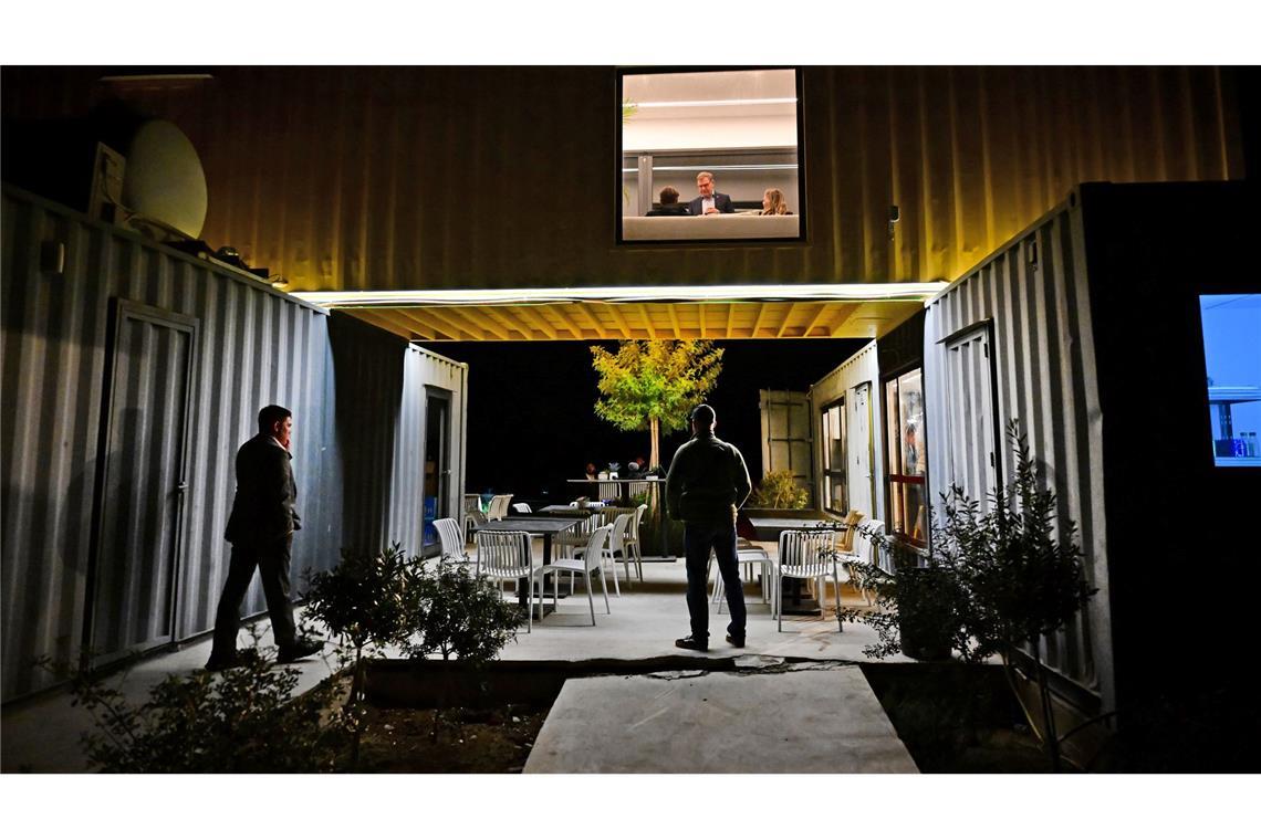 Außenminister Johann Wadephul (CDU) steht während eines Besuchs in Zypern vor einem Treffen mit Abdullah bin Sajid, Außenminister der Vereinigten Arabischen Emirate, im zweiten Stock eines Cafés.