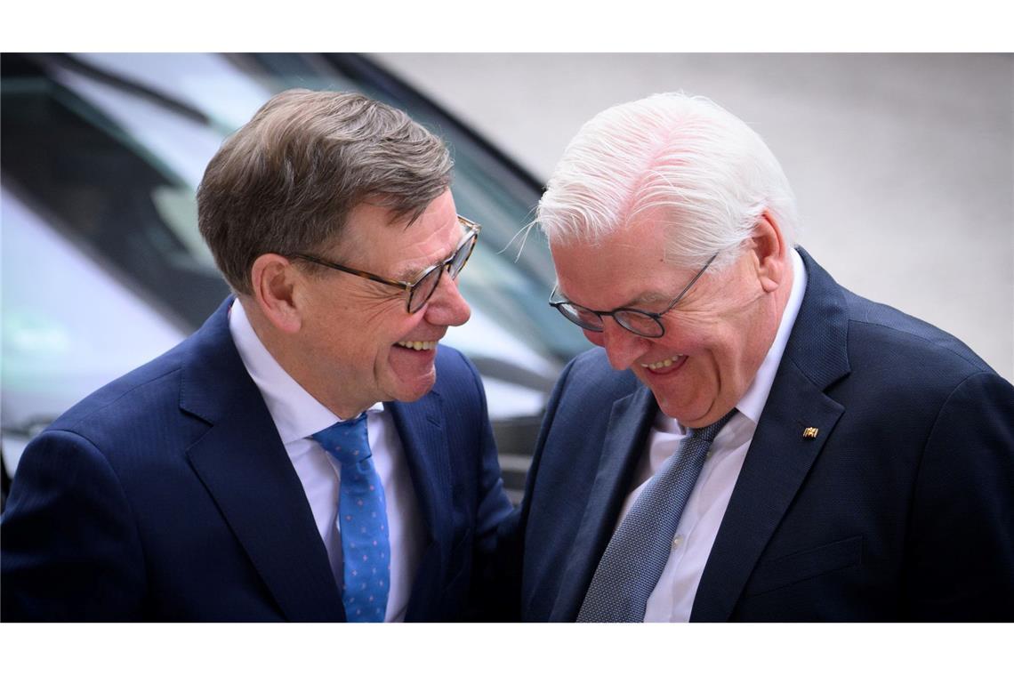 Außenminister Johann Wadephul (l., CDU) und Bundespräsident Frank-Walter Steinmeier verstehen sich beim Festakt zur Wiedergründung des Auswärtigen Amts nach dem Zweiten Weltkrieg vor 75 Jahren offensichtlich bestens.