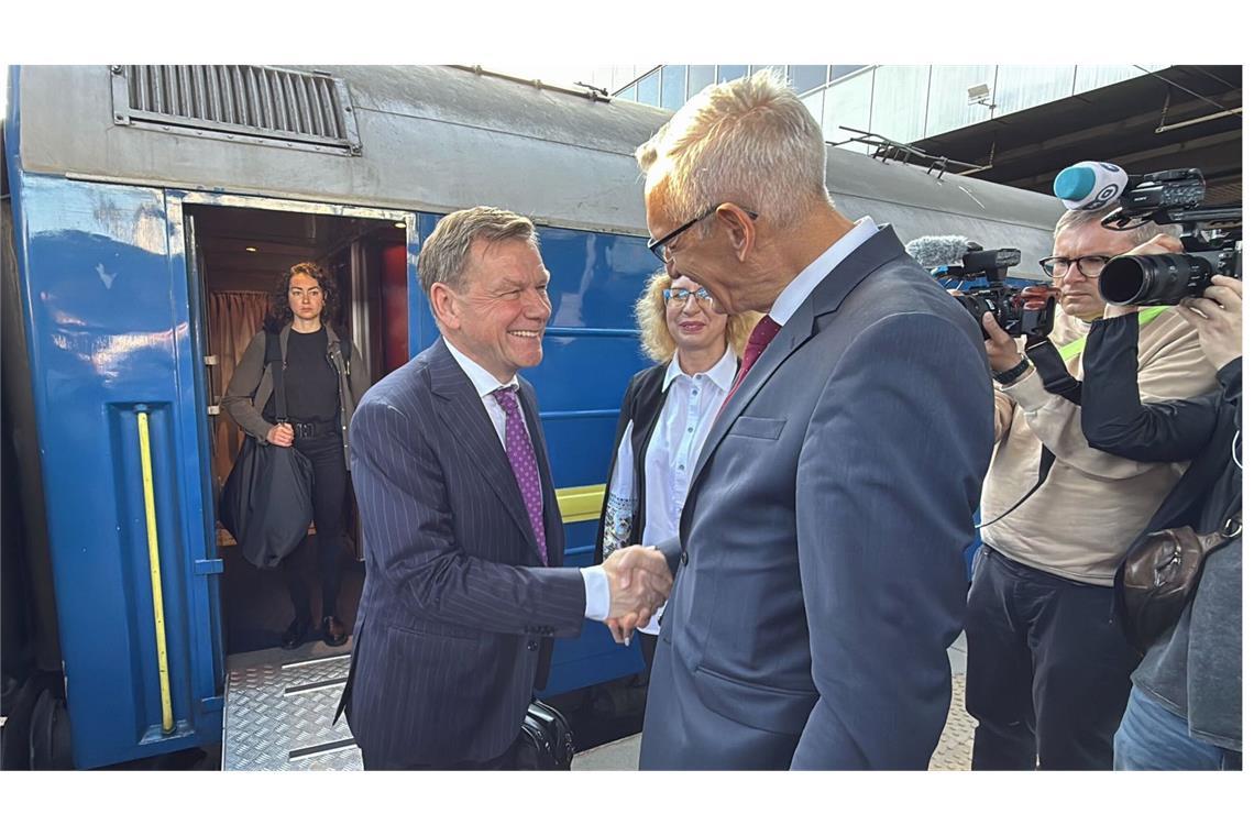 Wadephul verspricht Ukraine anhaltende Waffenhilfe Außenminister Johann Wadephul (links, CDU) wird am Bahnhof in Kiew von Martin Jäger, Botschafter von Deutschland in der Ukraine, begrüßt.