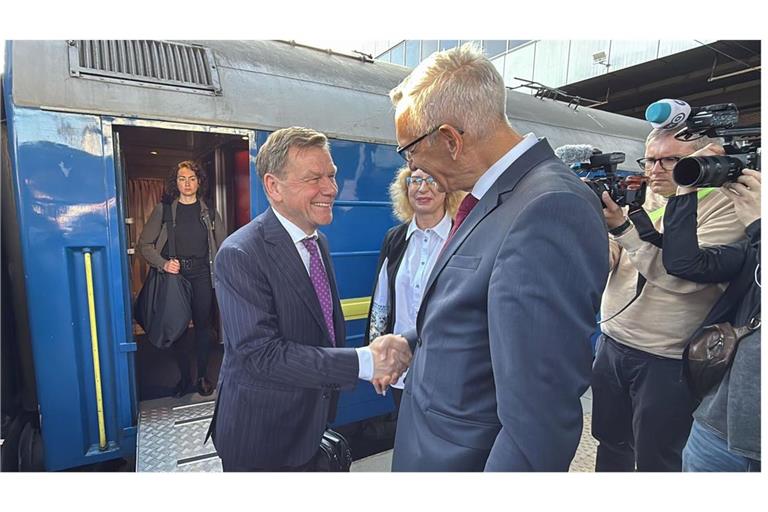 Außenminister Johann Wadephul (links, CDU) wird am Bahnhof in Kiew von Martin Jäger, Botschafter von Deutschland in der Ukraine, begrüßt.