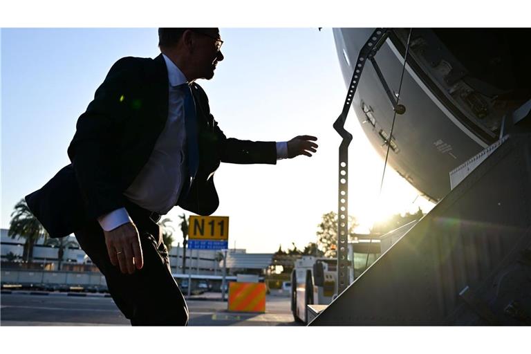 Außenminister Johann Wadephul steigt zum Ende eines Besuchs in Israel in einen A400M der Luftwaffe.