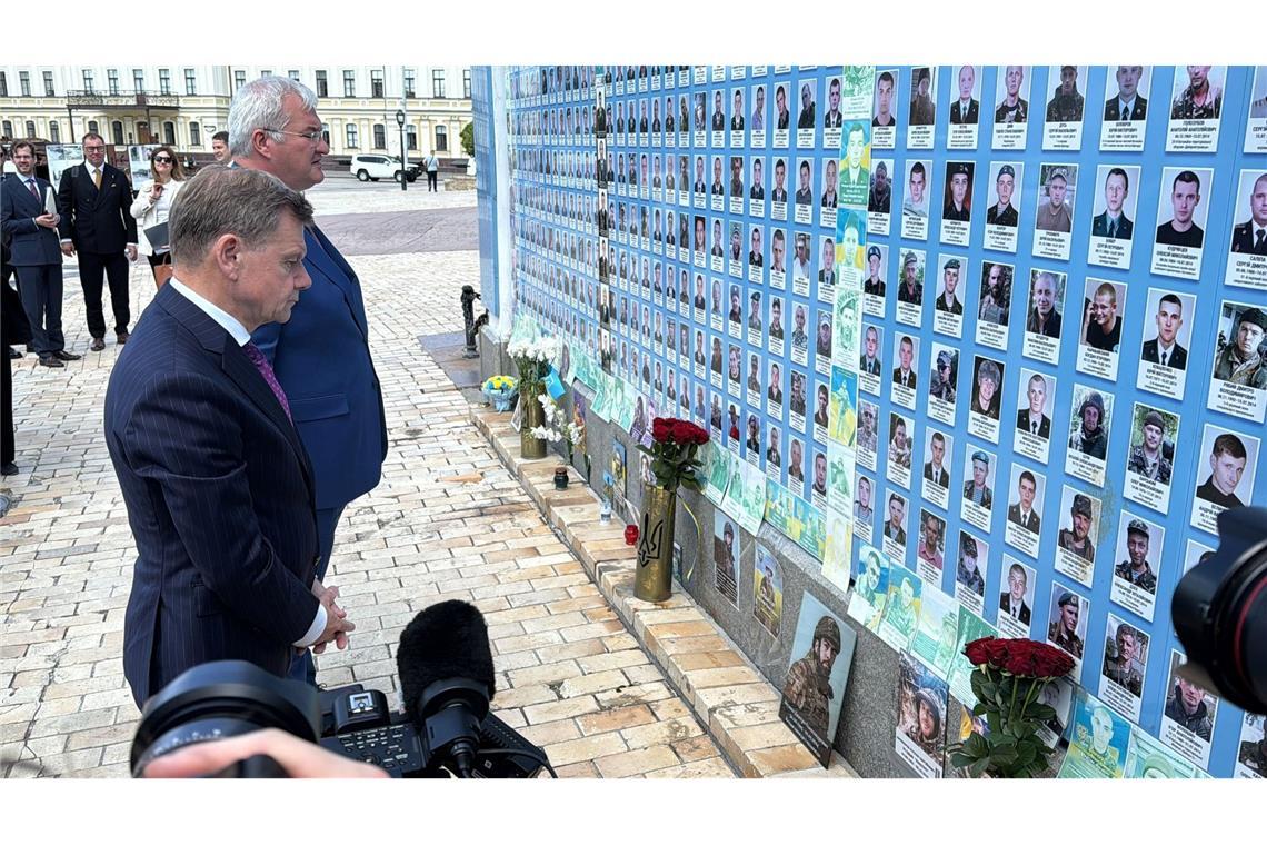 Deutschland und Ukraine wollen Rüstungskooperation ankurbeln Außenminister Johann Wadephul und sein ukrainischer Kollege ehren in Kiew die Toten des Abwehrkrieges gegen Russland.