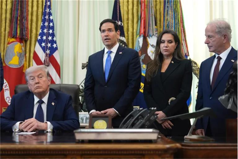 Außenminister Marco Rubio (2.v.l) neben der libanesischen Botschafterin in den USA, Nada Hamadeh Moawad, Michel Issa, US-Botschafter im Libanon, und US-Präsident Donald Trump.