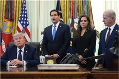 Außenminister Marco Rubio (2.v.l) neben der libanesischen Botschafterin in den USA, Nada Hamadeh Moawad, Michel Issa, US-Botschafter im Libanon, und US-Präsident Donald Trump.