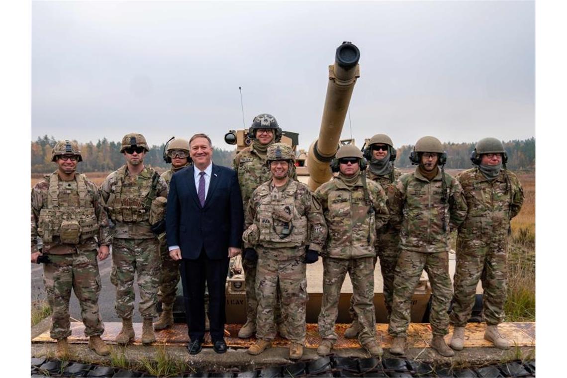 Außenminister Pompeo mit US-Soldaten im bayerischen Grafenwöhr. Foto: Ron Przysucha/Planet Pix via ZUMA Wire/dpa
