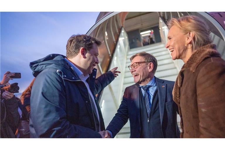 Außenminister Wadephul wurde unten am Flugzeug neben der isländischen Außenministerin Gunnarsdóttir auch von Vizekanzler Lars Klingbeil begrüßt.