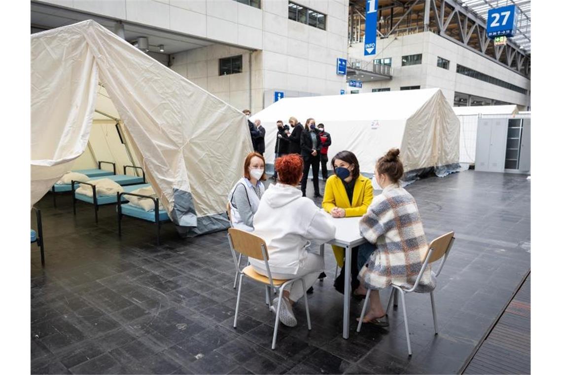 Baerbock: EU muss mit acht Millionen Flüchtlingen rechnen Außenministerin Annalena Baerbock (2.v.r.) bei einem Besuch einer Notunterkunft für Geflüchtete aus der Ukraine in Hannover. Foto: Moritz Frankenberg/dpa-Pool/dpa