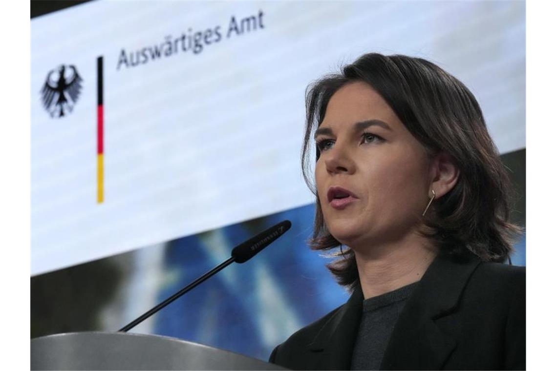 Hoffnung auf deutsche Waffen und Baerbock in Kiew Außenministerin Annalena Baerbock bei einem Pressestatement in Berlin. Kurz vor ihrem Antrittsbesuchen in Kiew fordert der ukrainische Botschafter in Berlin Baerbock dazu auf, seinem Land die Lieferung von Waffen zuzusagen. Foto: Michael Sohn/Pool AP/dpa