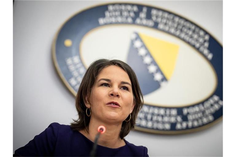 Außenministerin Annalena Baerbock bei einer Pressekonferenz in Sarajevo. Foto: Michael Kappeler/dpa