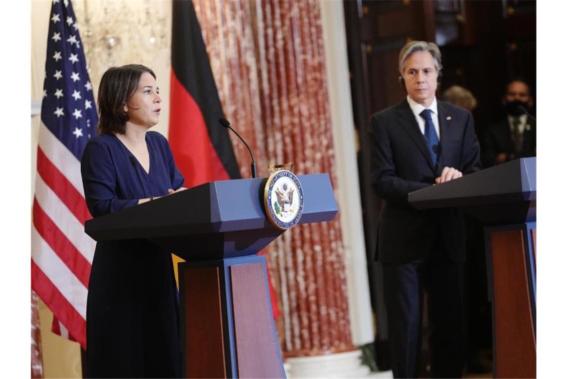 Krisentreffen zur Ukraine: Friedensplan bekräftigt Außenministerin Annalena Baerbock beim Antrittsbesuch bei ihrem US-Amtskollegen Antony Blinken. Foto: Kay Nietfeld/dpa