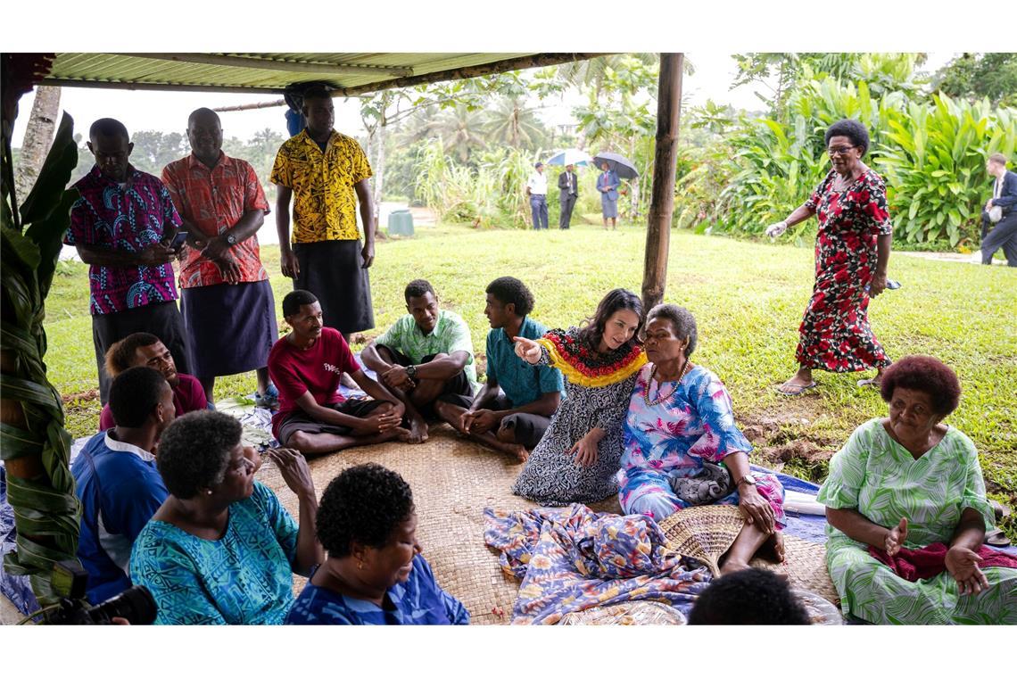 Außenministerin Annalena Baerbock besucht ein Dorf im Klima-Krisengebiet Fidschi.