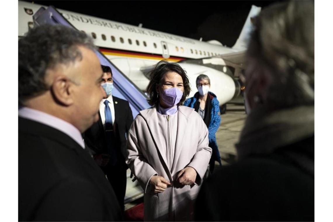 Baerbock sichert Israel unverbrüchliche Solidarität zu Außenministerin Annalena Baerbock (Bündnis 90/Die Grünen) bei ihrem Antrittsbesuch in Israel. Foto: Fabian Sommer/dpa