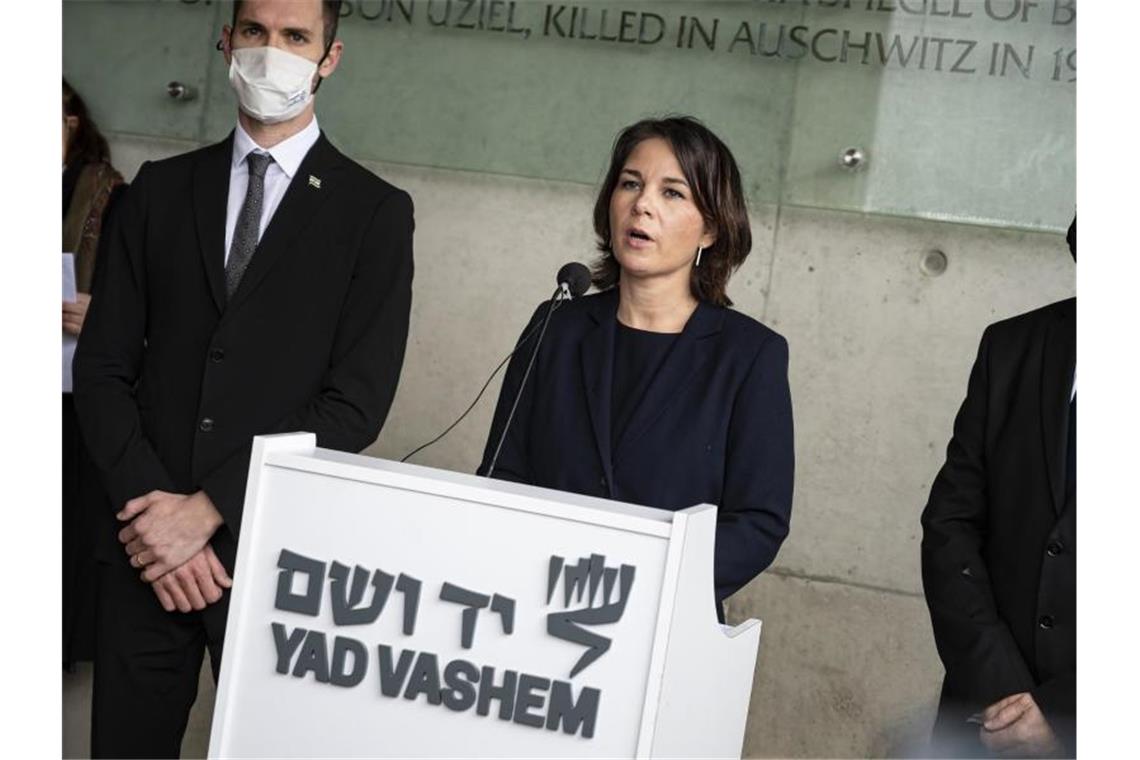 Baerbock sichert Israel unverbrüchliche Solidarität zu Außenministerin Annalena Baerbock in der Holocaust-Gedenkstätte Yad Vashem. Baerbock ist zu einem Antrittsbesuch in Israel und reist dann auch in die Palästinensischen Autonomiegebiete sowie nach Jordanien und Ägypten weiter. Foto: Fabian Sommer/dpa