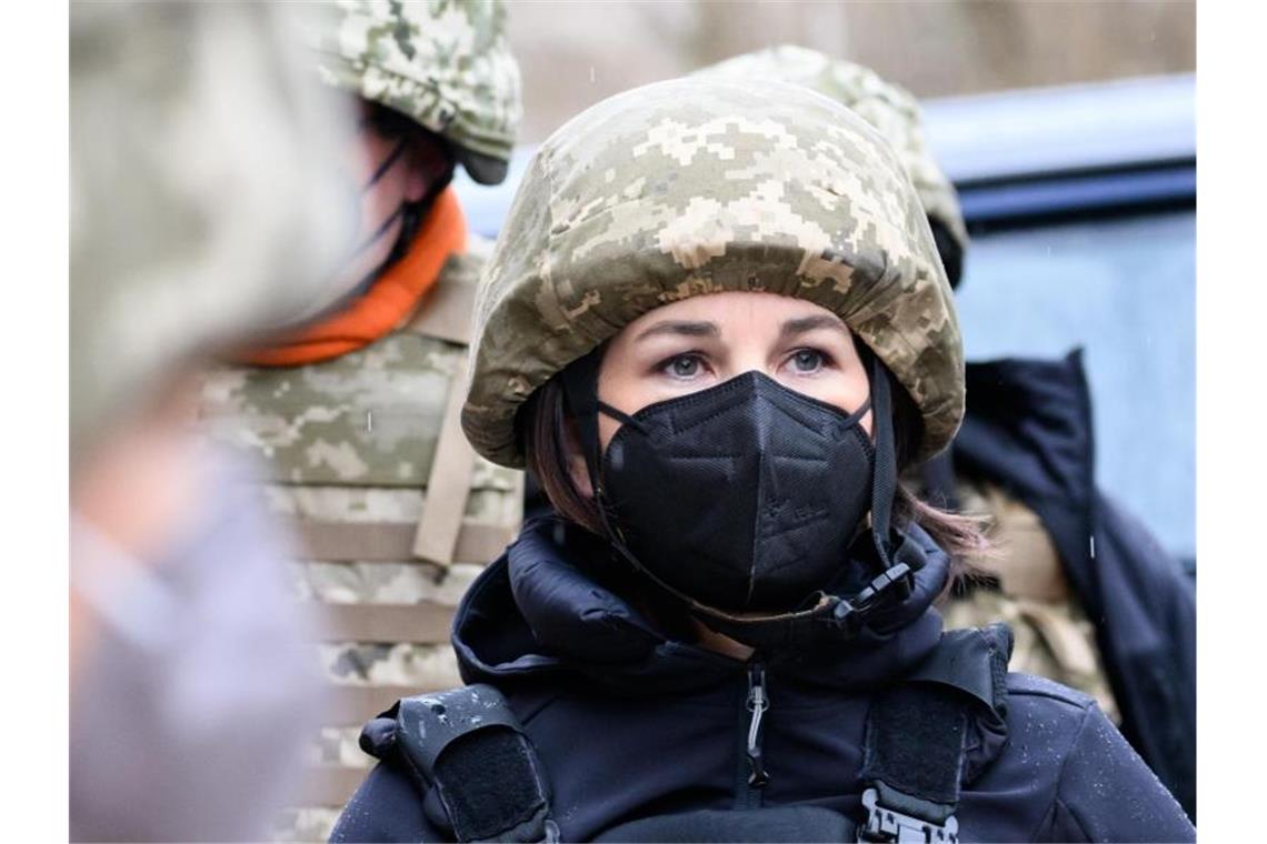 Baerbock an der Frontlinie: Sehr bedrückende Gefühle Außenministerin Annalena Baerbock informiert sich im verlassenen Ort Schyrokyne an der Frontlinie zwischen der ukrainischen Armee und den von Russland unterstützten Separatisten über die Lage im Konfliktgebiet Donbass. Foto: Bernd von Jutrczenka/dpa