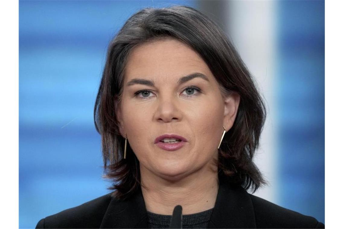 Baerbock in Kiew: Geduld bei Krisenlösung mit Moskau nötig Außenministerin Annalena Baerbock ist zu Gesprächen in die Ukraine gereist. Foto: Michael Sohn/Pool AP/dpa