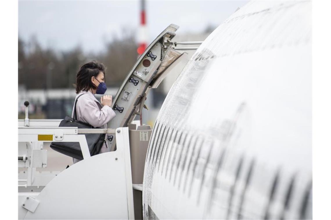 Baerbock reist mit Linienflug zu Antrittsbesuch nach Madrid Außenministerin Annalena Baerbock verzichtet bei ihrem Antrittsbesuch in Madrid auf ein Regierungsflugzeug und reist stattdessen per Linienflug. Foto: Fabian Sommer/dpa
