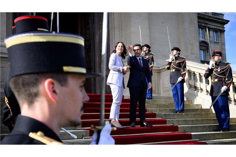 Außenministerin Annalena Baerbock wird von ihrem Amtskollegen Stéphane Séjourné am Außenministerium begrüßt.