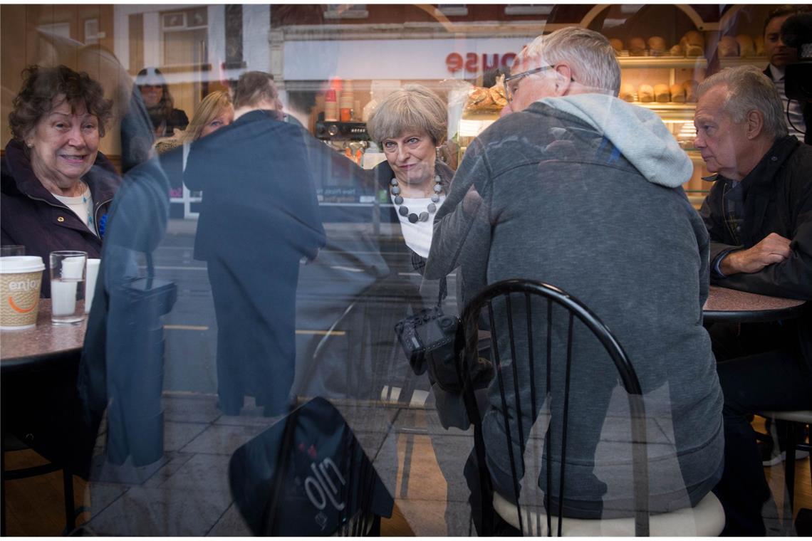 Außerdem glauben viele (33,5 Prozent), dass er entspannt, die Sinne belebt (33,3 Prozent) und das passende Getränk ist, um es gerade in Gesellschaft zu genießen (17,6 Prozent).