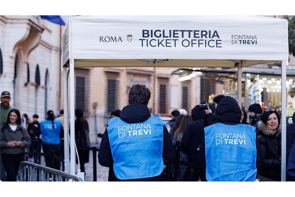Außerdem können die Tickets vor Ort am Eingang zum Brunnen mit Kreditkarte sowie an mehreren touristischen Informationsstellen gekauft werden. Einwohner von Rom müssen nicht zahlen.