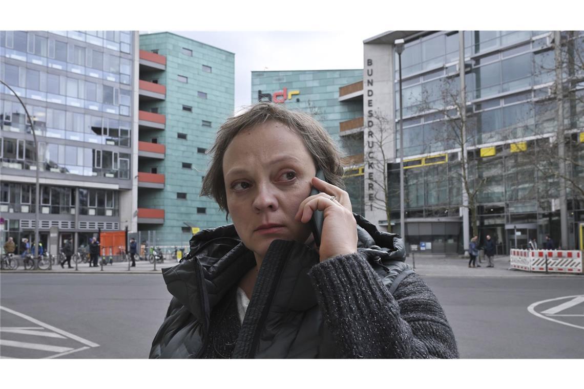 Außerdem konzentrieren Karow und Bonard sich bei ihren Ermittlungen auf die BDR-Sicherheitsmitarbeiterin Annika Haupt (Annett Sawallisch), die eine Beziehung mit dem toten Lieferdienstfahrer hatte.