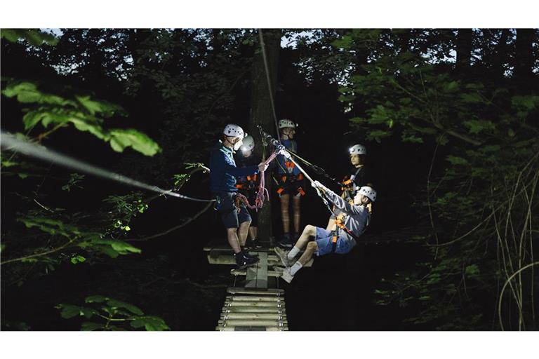 Außergewöhnlicher Ferienspaß: beispielsweise nachts im Kletterpark unterwegs sein.