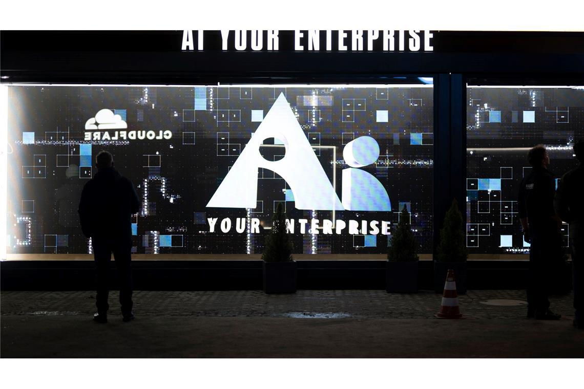 Außerhalb der Kongresshalle ging es vor allem um Künstliche Intelligenz. (Archivbild)